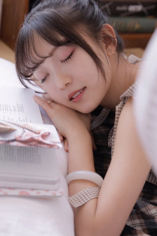 一人吃一个奶一人吃b